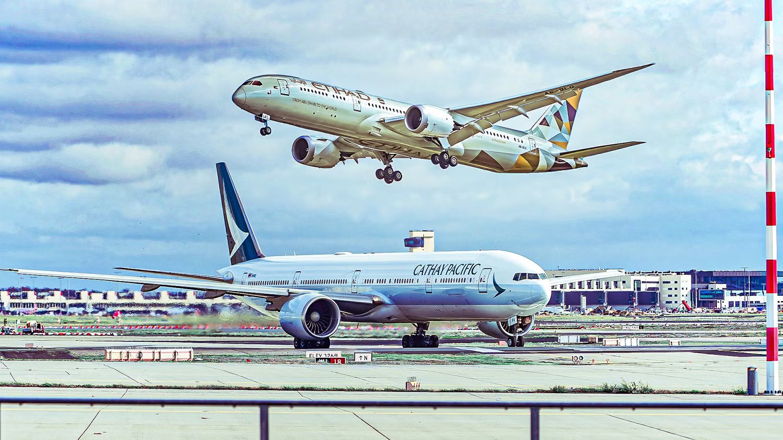 Is It True That The Boeing 777-300ER Has A Wider Cabin Than The 787 Dreamliner?