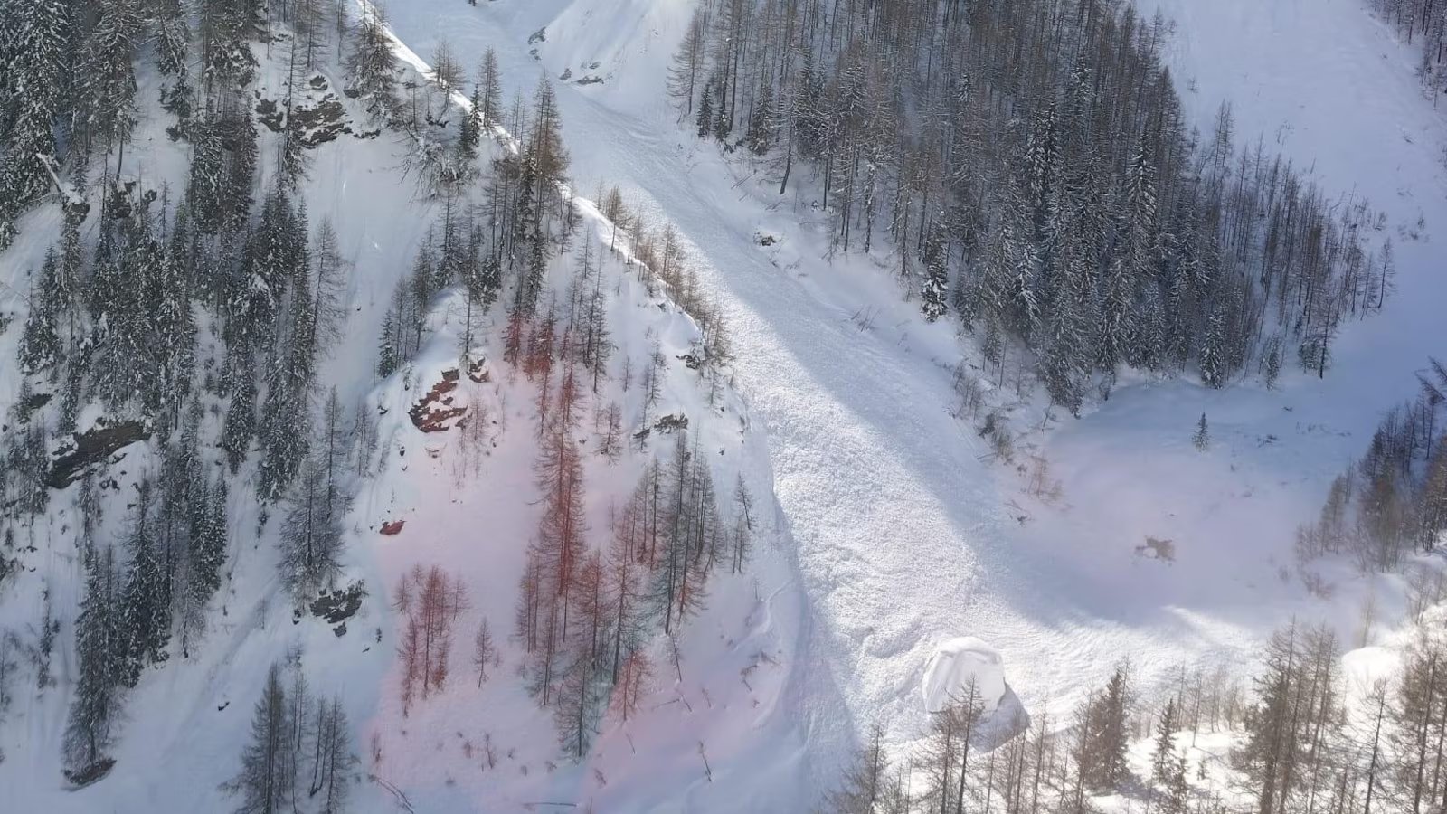 Off-trail avalanche kills 2 skiers and injures 1 in northern Italy