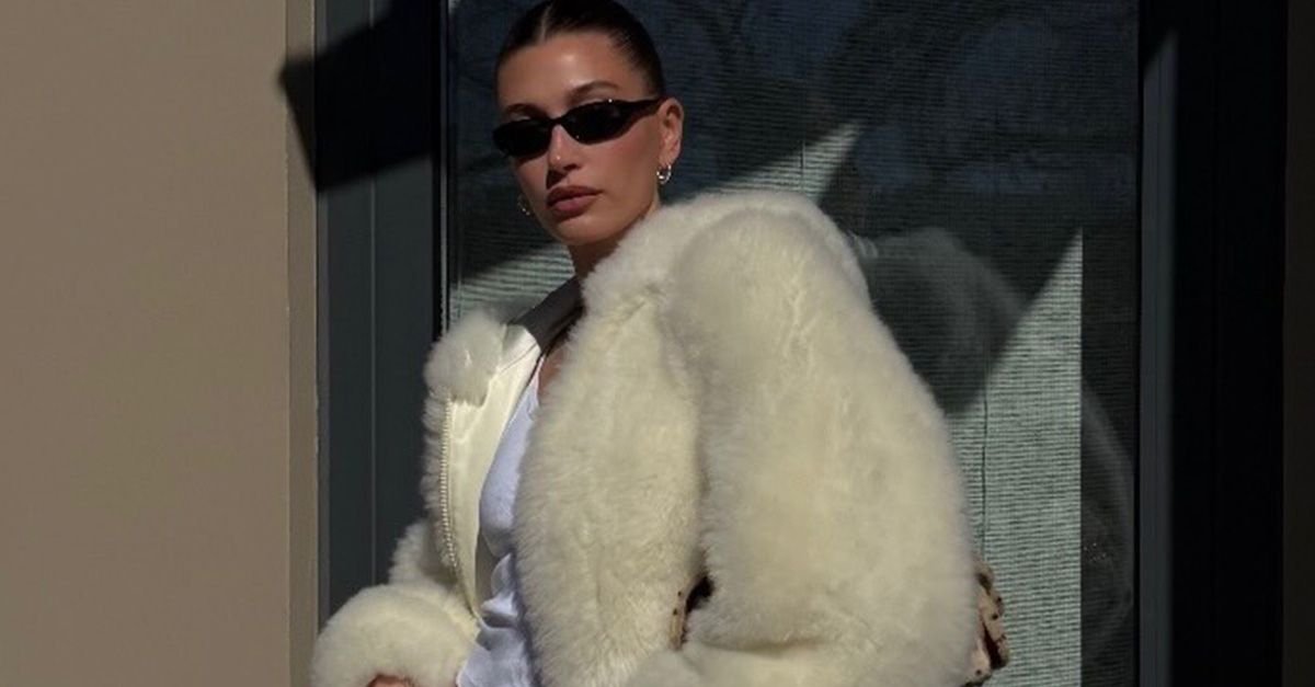 Hailey Bieber Nailed the Shoe Color to Wear With Light-Wash Jeans