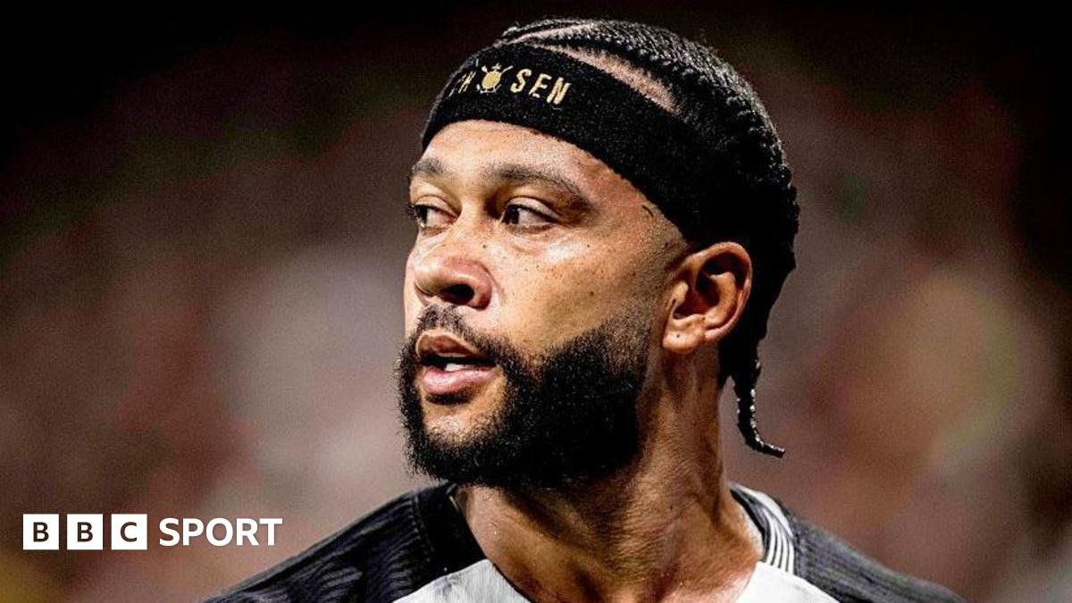 Memphis Depay: Corinthians striker explains why he used mobile phone during match