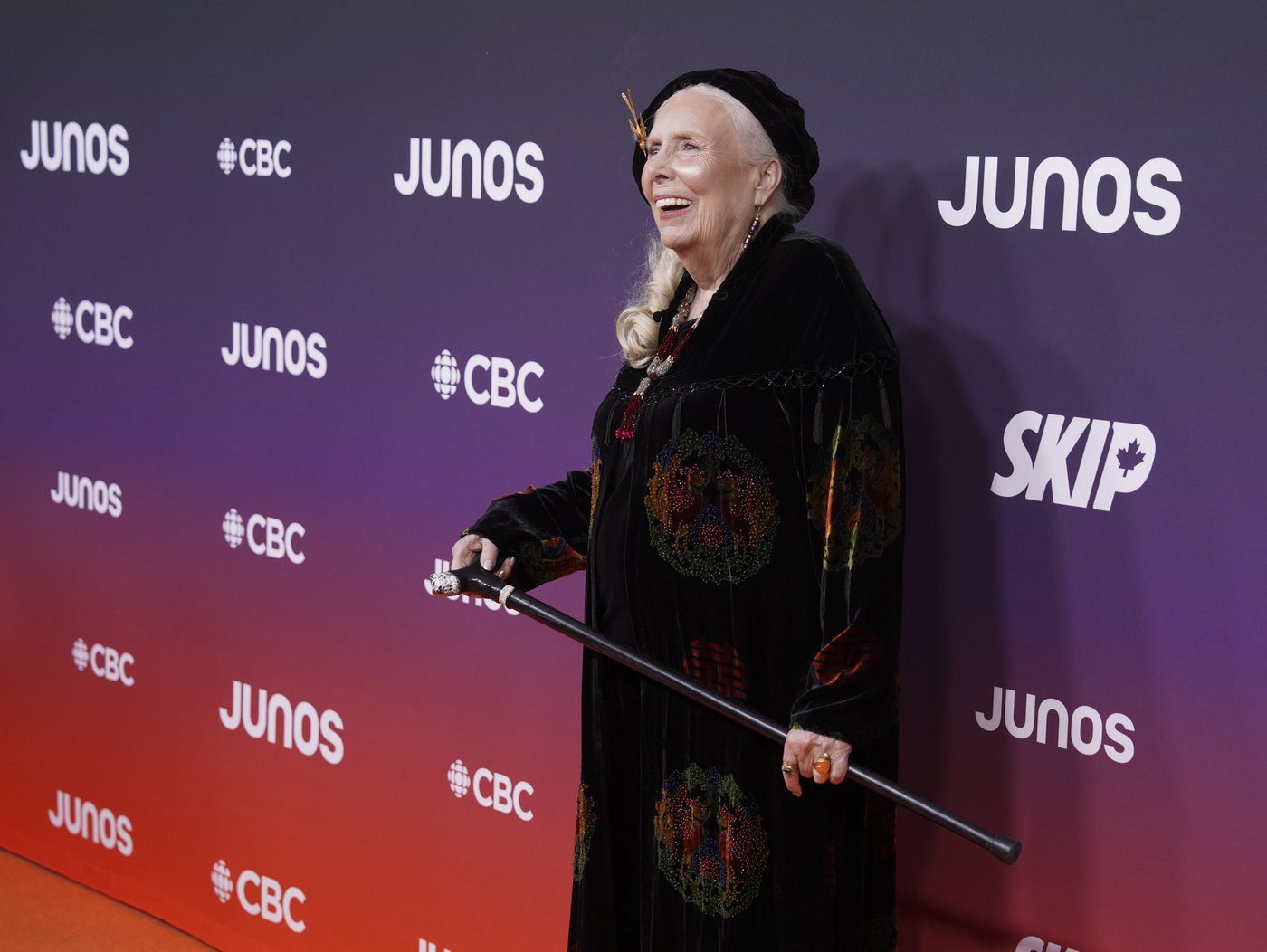 Joni Mitchell sings onstage at the Junos, while Drake pays video tribute to Nelly Furtado