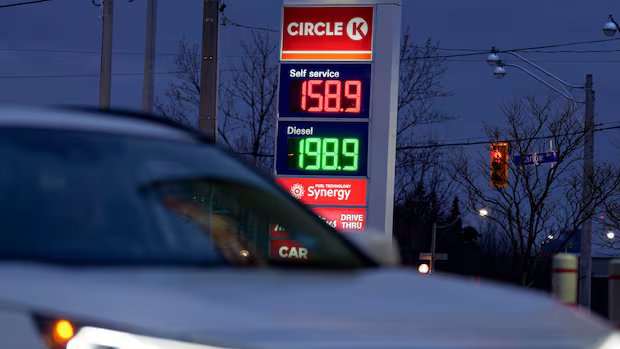 Oil prices jump to $100 US a barrel, stocks plummet in early trading on Thursday