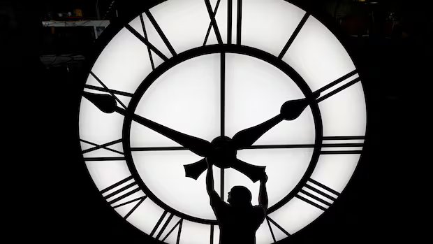 Time to survey Manitobans on changing clocks, Kinew says