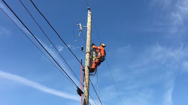 Windy, stormy weather knocks out power for hundreds of thousands in Quebec