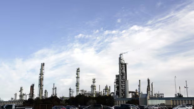 Aamjiwnaang First Nation feels left in the dark after Suncor oil spill in St. Clair River in Sarnia