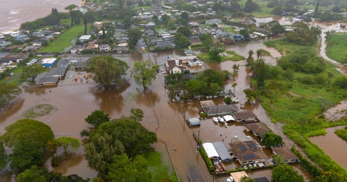 Thousands ordered to evacuate as dam nears failure on Oahu