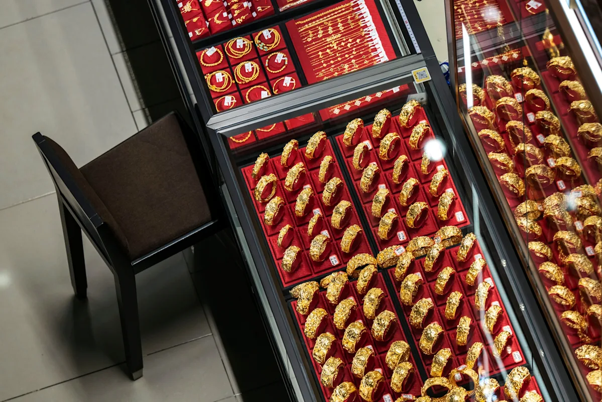 Gold Whipsaws After Worst Week in 40 Years as War Risks Mount