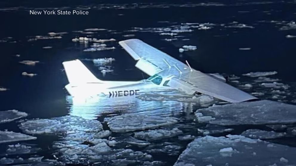 WATCH: Small plane makes emergency landing in icy Hudson River