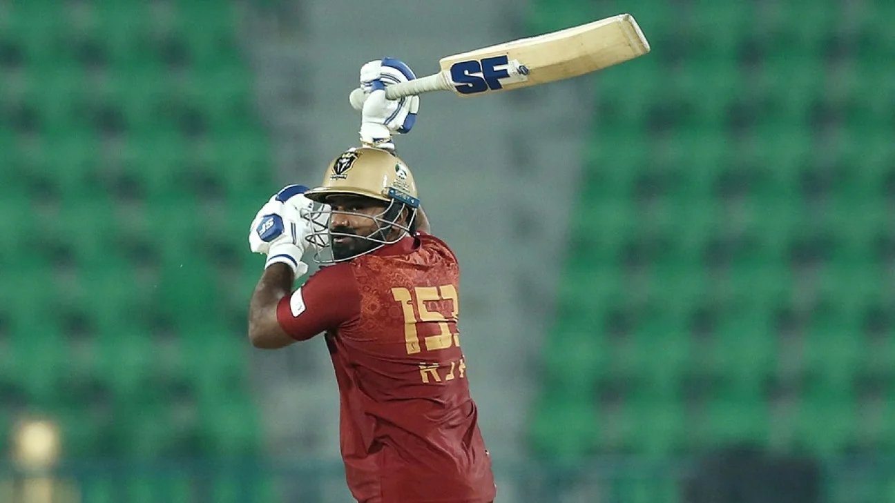 PSL 2026 – Hyderabad Kingsmen’s maroon kit forces ball change against Lahore Qalandars