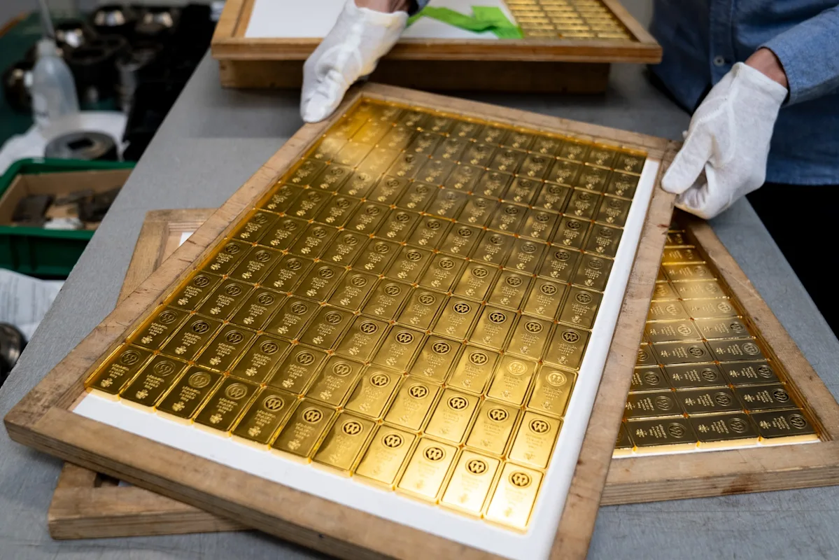Gold Climbs as Middle East War Drives Demand for Safer Assets