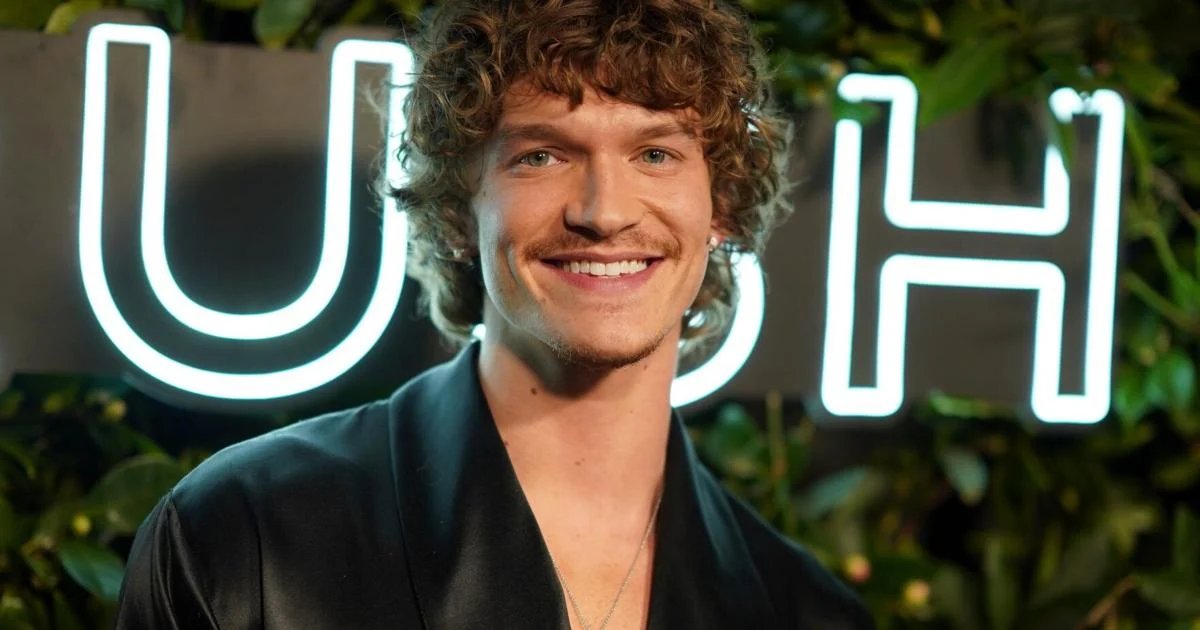 'Heated Rivalry' star hosts 'SNL,' joined by members of the U.S. men and women's hockey teams