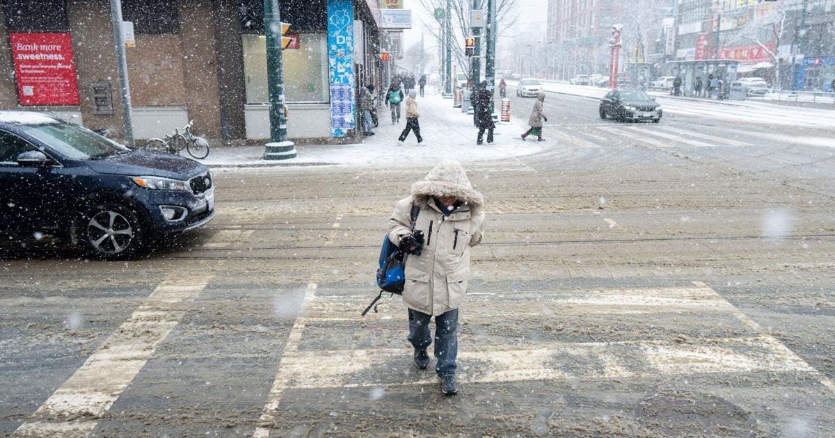 Snow, freezing rain, strong winds headed for Toronto on Sunday, special weather statement says