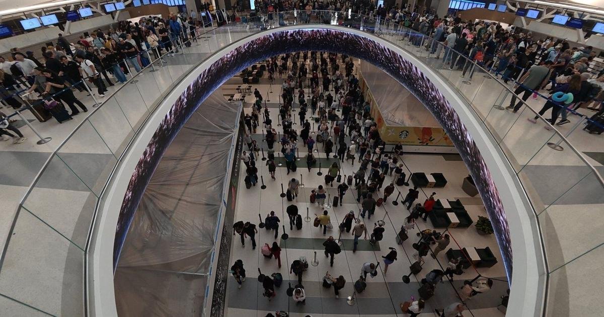 Trump says he'll sign order to pay TSA agents as Senate works overnight on funding deal