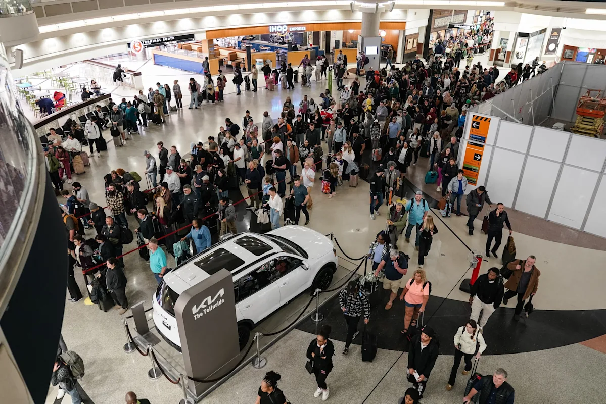 Trump Says He’s Ready to Deploy ICE to Airports on Monday