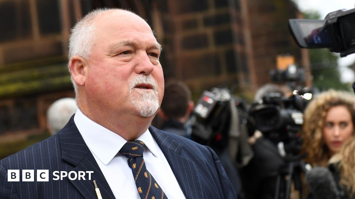 Mike Gatting among ex-Middlesex players calling for chair to stand down