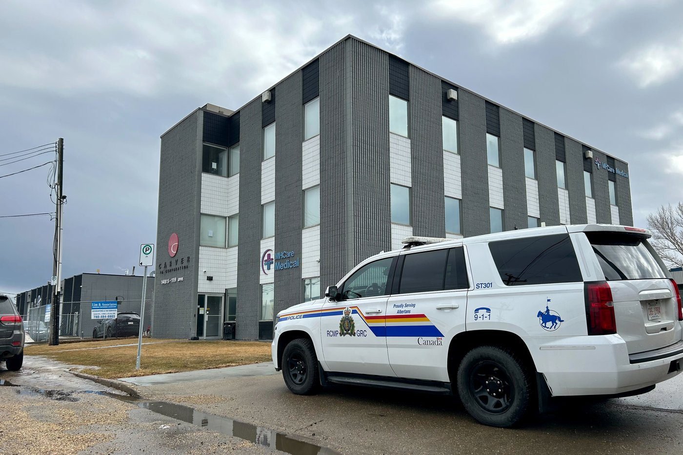 Alberta’s Smith says not contacted by RCMP amid police searches in contract probe