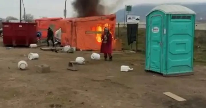 Fire erupts at Penticton encampment as province seeks injunction to dismantle site – Okanagan