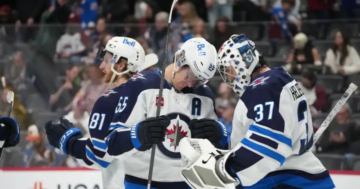Winnipeg Jets blow two-goal lead before downing Blackhawks 4-3 in OT – Winnipeg