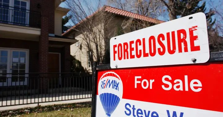 Almost 900K American households are late on mortgage payments, report says – National