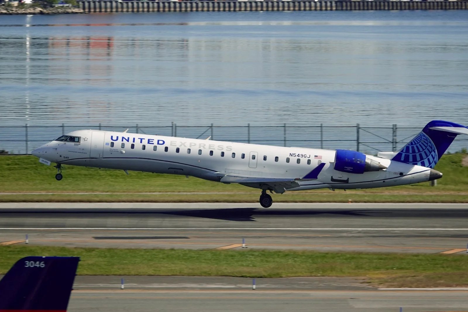 United unveils a new fancy regional jet with the CRJ-450