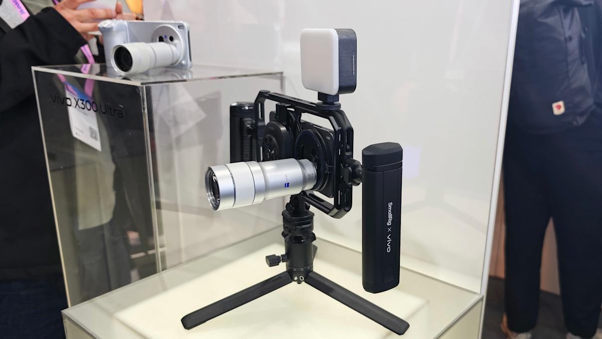 Vivo’s X300 Ultra goes global and gets a huge 400mm Zeiss telephoto lens