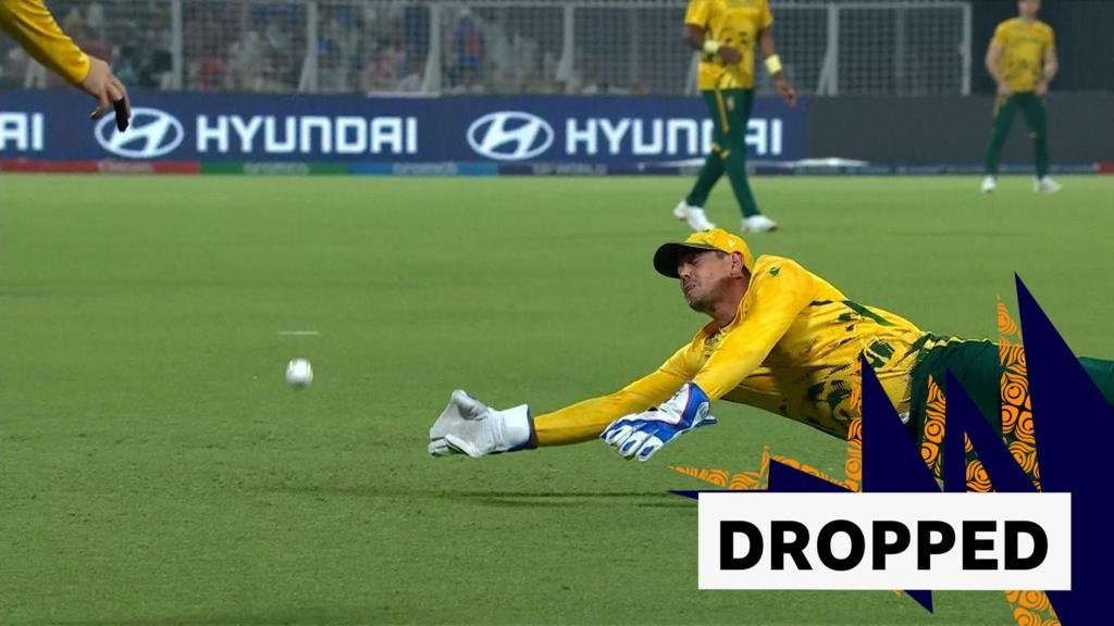 De Kock misjudges catch after running 'a mile' to take it