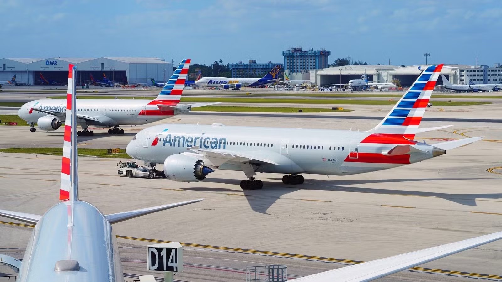Why In The World Does American Airlines Fly The Boeing 787 And Not The Airbus A350?