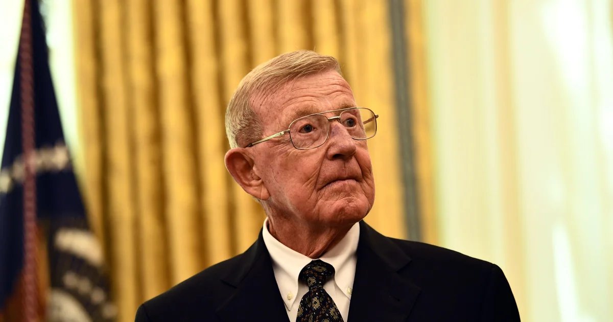 Lou Holtz, national championship-winning Notre Dame football coach, dies at 89