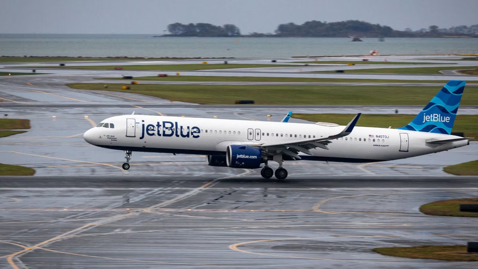 JetBlue Passenger Sues Over Dry Ice Burns On Paris-New York Flight
