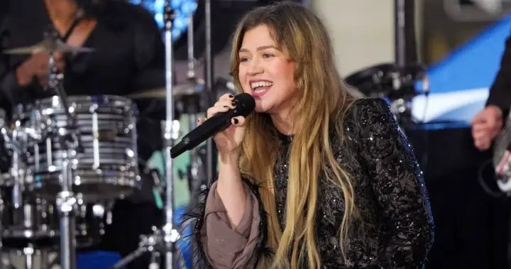 Kelly Clarkson says she never received her ‘American Idol’ prizes – National