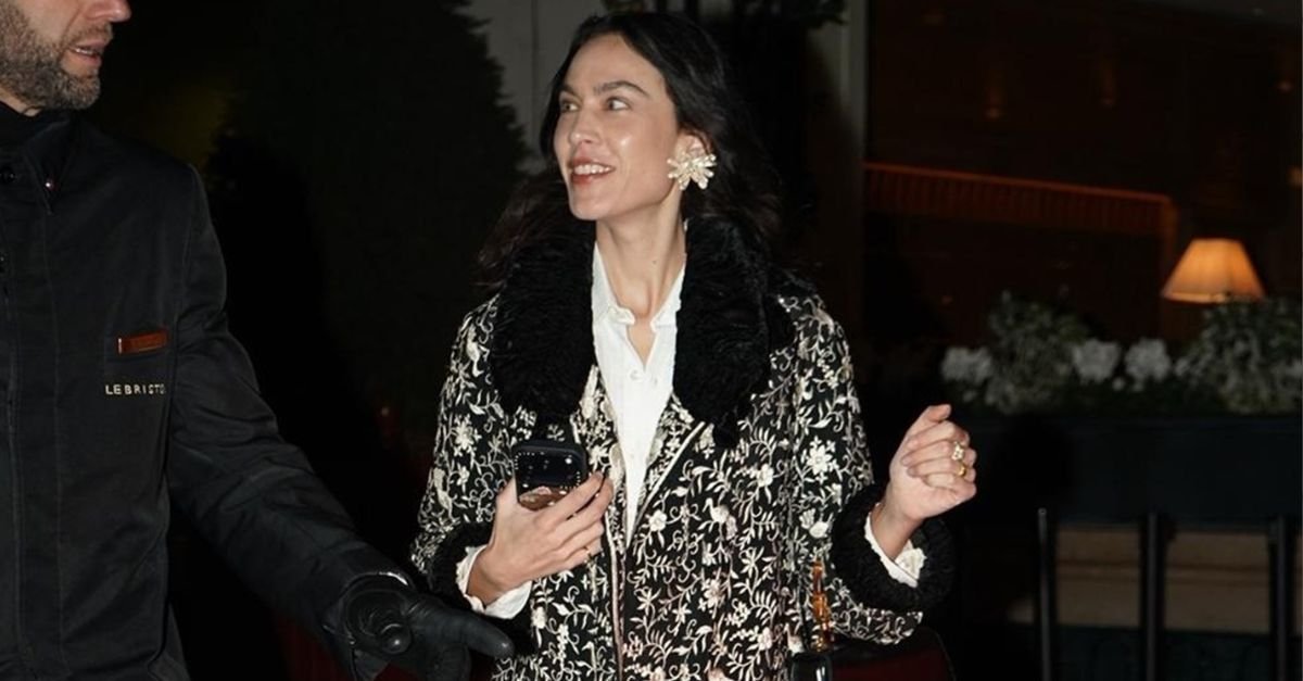 Alexa Chung Just Showed Me the Chicest Way to Wear Jeans and Sandals in 2026