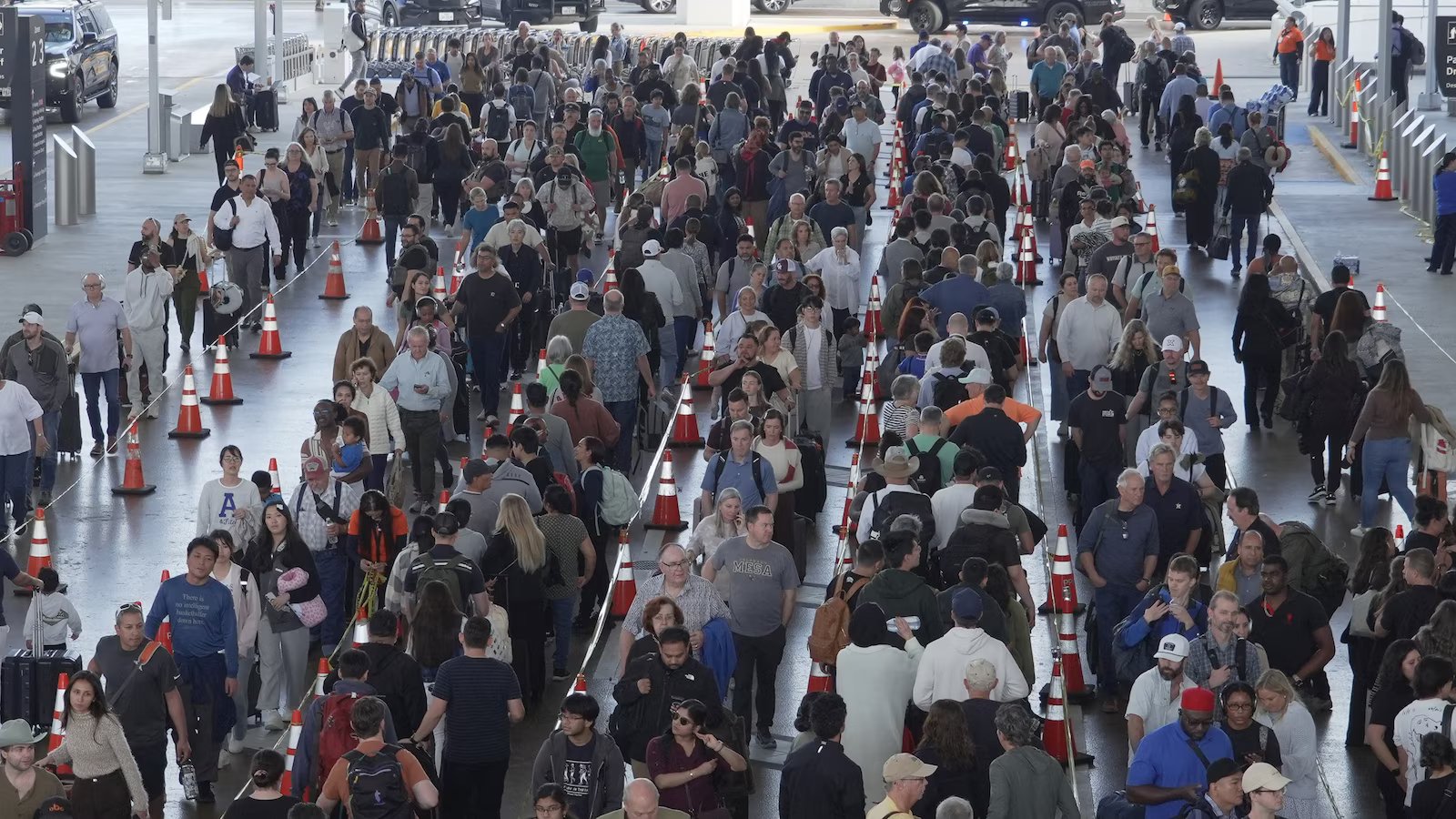 Trump says he’ll sign order directing DHS to pay TSA workers as shutdown drags on