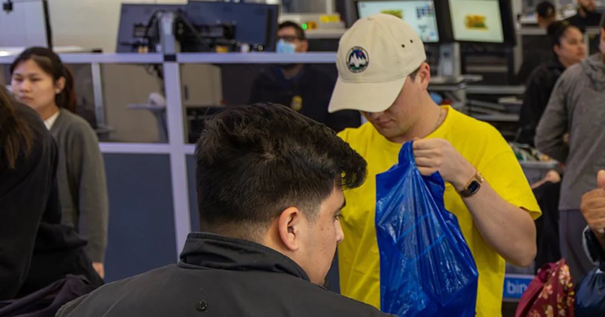 TSA officers to receive backpay as shutdown continues