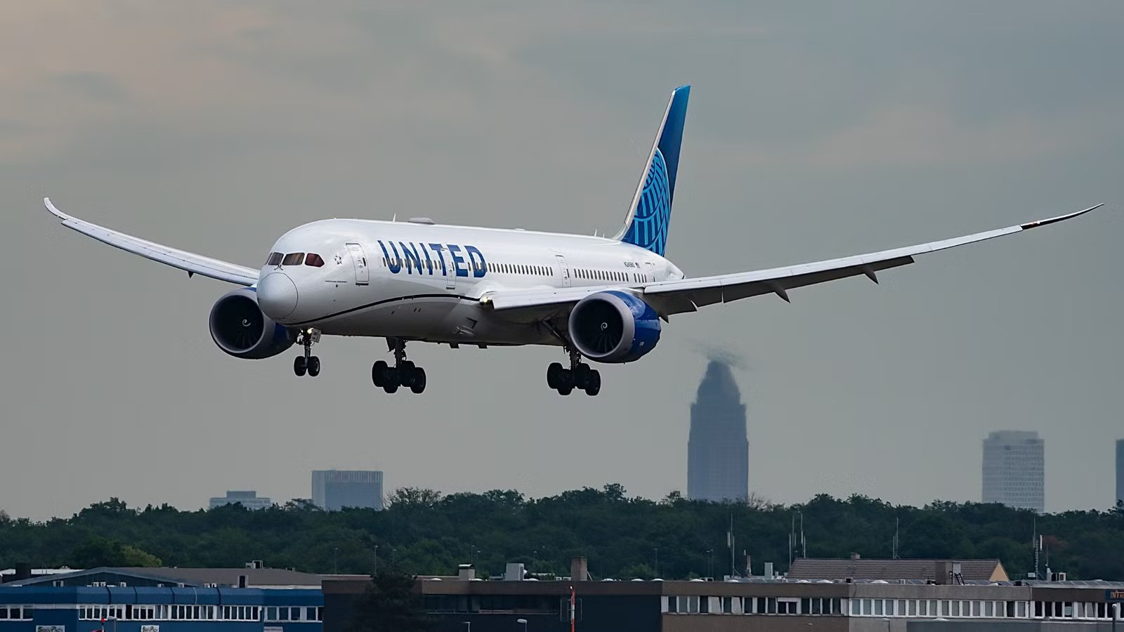 LAX Controller Averts Collision Between Two United Jets After Runway Error