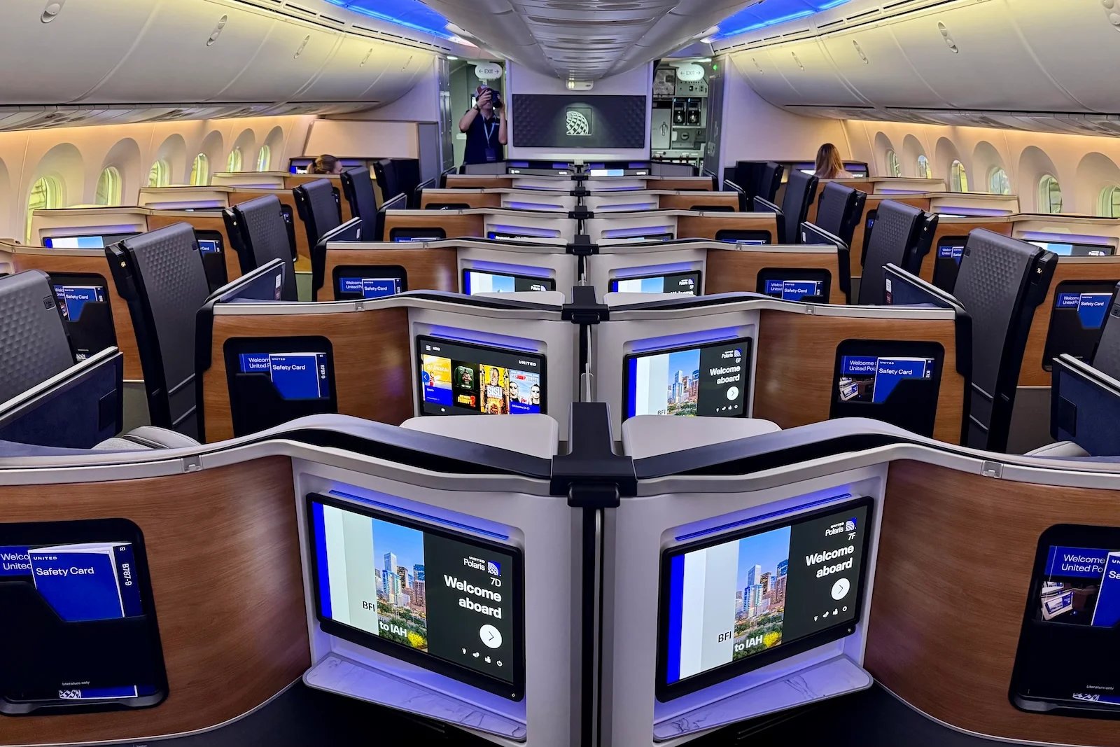 United debuts swanky new Boeing 787-9 Dreamliner, Polaris Studios
