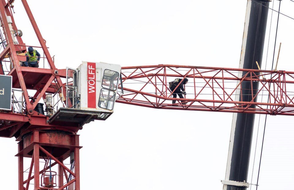 Construction workers in dark over switch to permanent daylight time: trade group