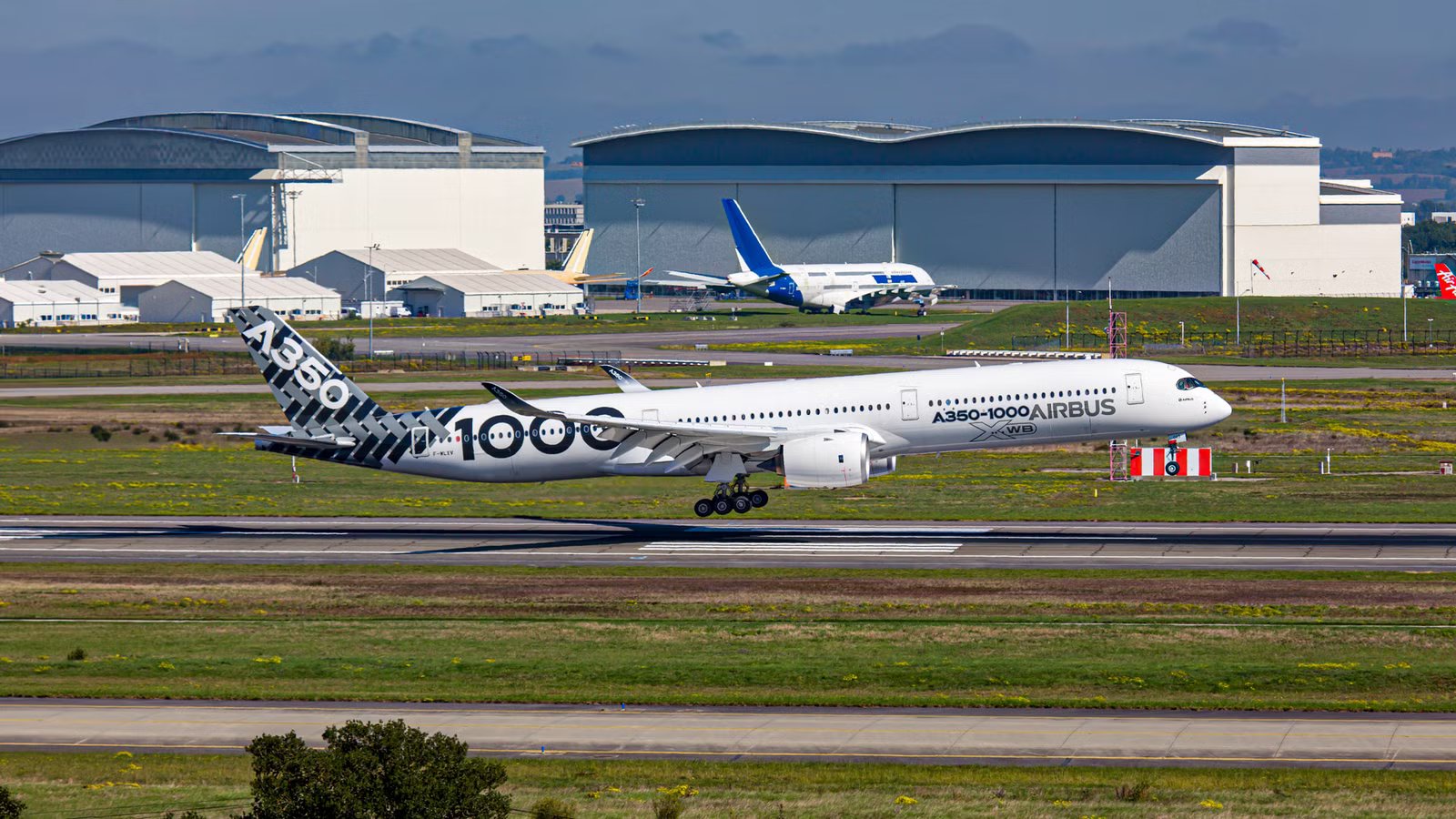 Why The Airbus A350-1000’s Main Landing Gear Needs 12 Tires