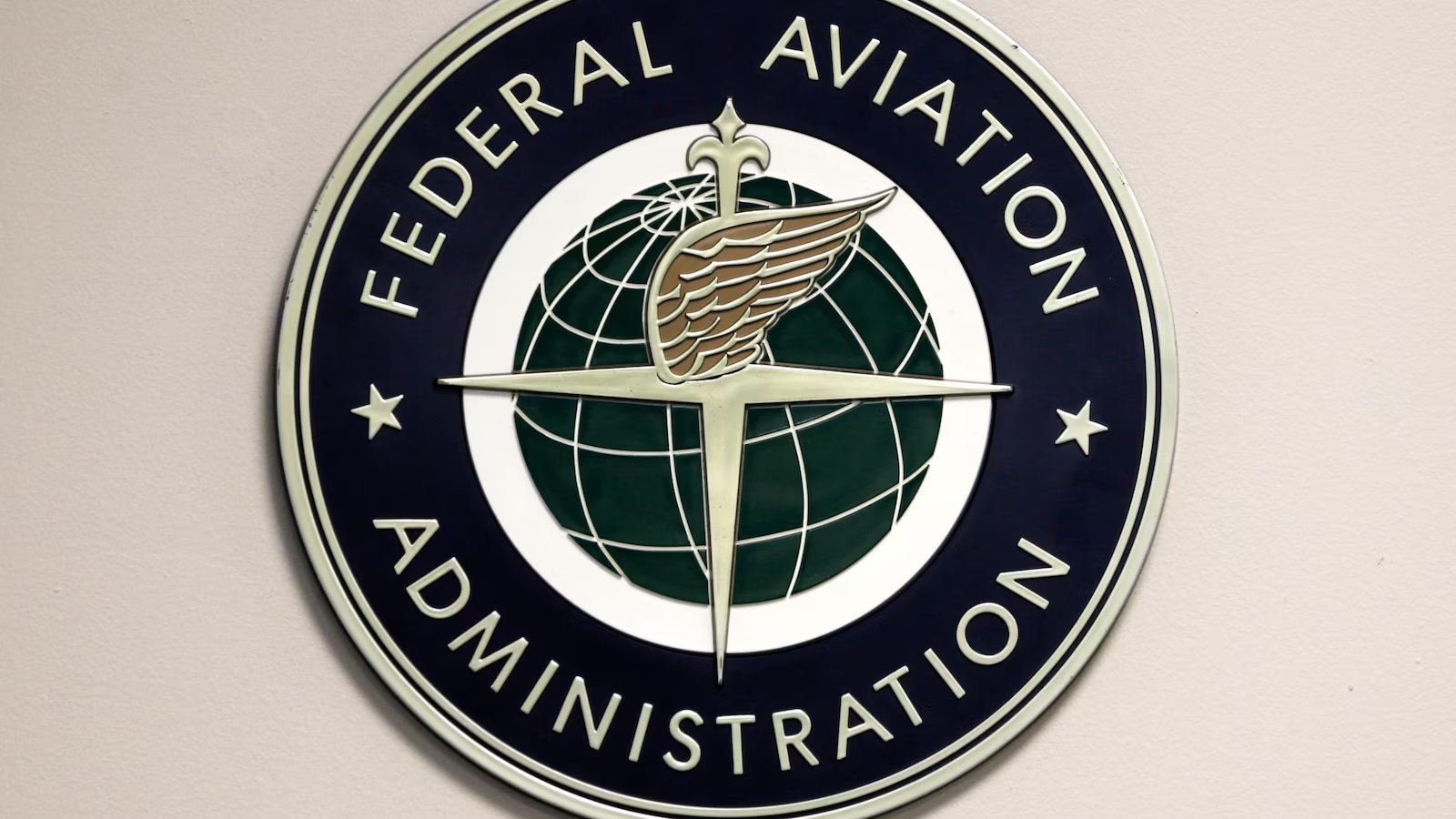 Small plane makes emergency landing in Hudson River, 2 people aboard swim to safety