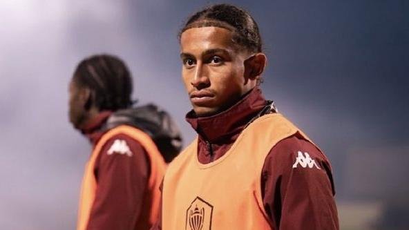 Dos Santos signs first contract after bar fire