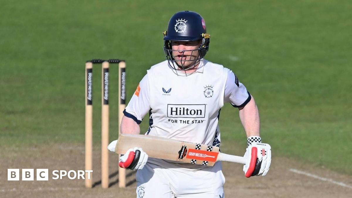 County Championship: Yorkshire slump to help Hampshire tighten grip on match