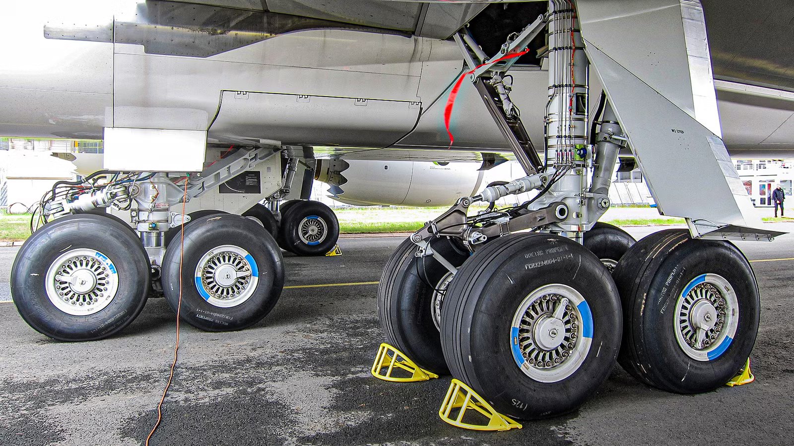 Why The Boeing 747-8’s Main Landing Gear Needs 16 Tires
