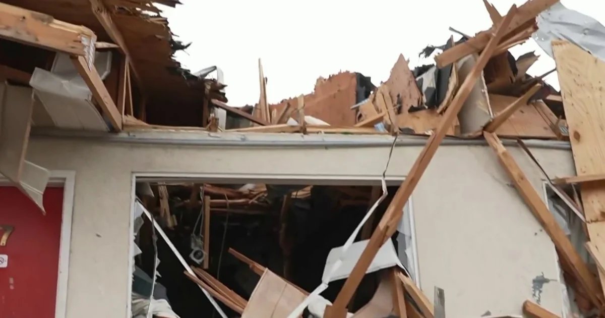 Dangerous tornadoes rip across Midwest 