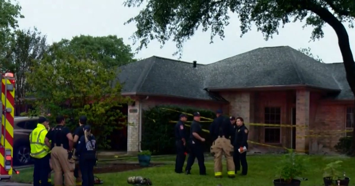 Two home explosions on same San Antonio block injure 5