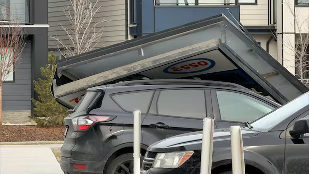 Powerful winds cause damage downtown, force change to Calgary Expo parade