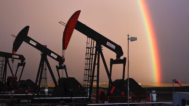 Ottawa tables fiscal update boosted by surging oil prices, while industry maintains cautious approach