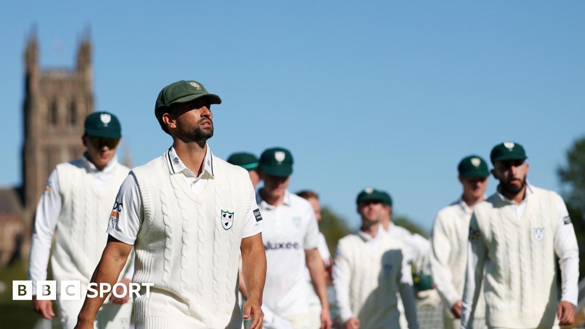 County Championship: Worcestershire batters pile pressure on Kent