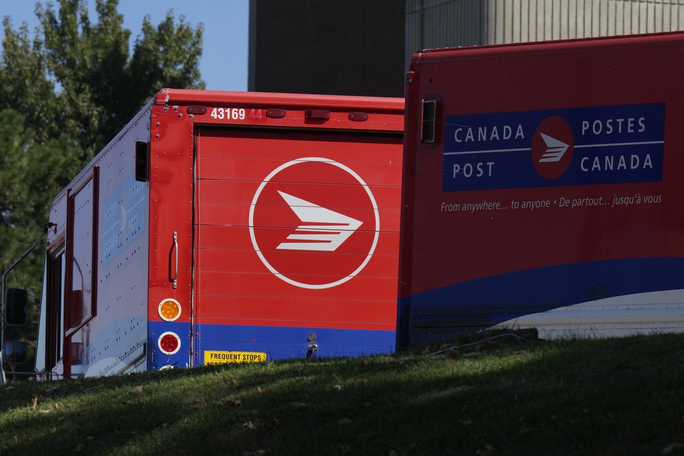 Postal workers start voting on 5-year contract, strike mandate after labour strife