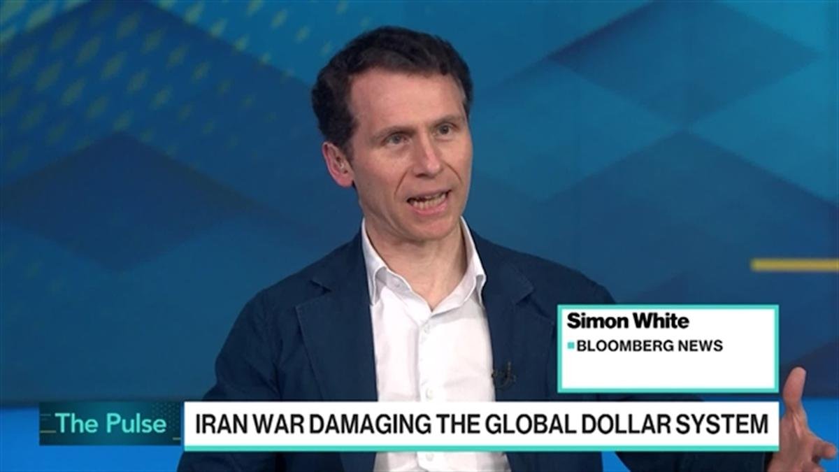 Gold Falls as Renewed Hormuz Disruption Stokes Inflation Concern