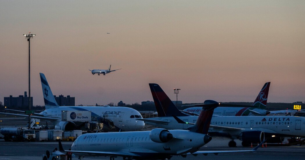 F.A.A. Investigates Near Miss Between Passenger Jets at J.F.K. Airport