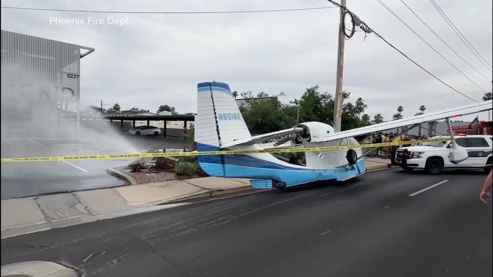 Video Seaplane makes emergency landing on Phoenix road